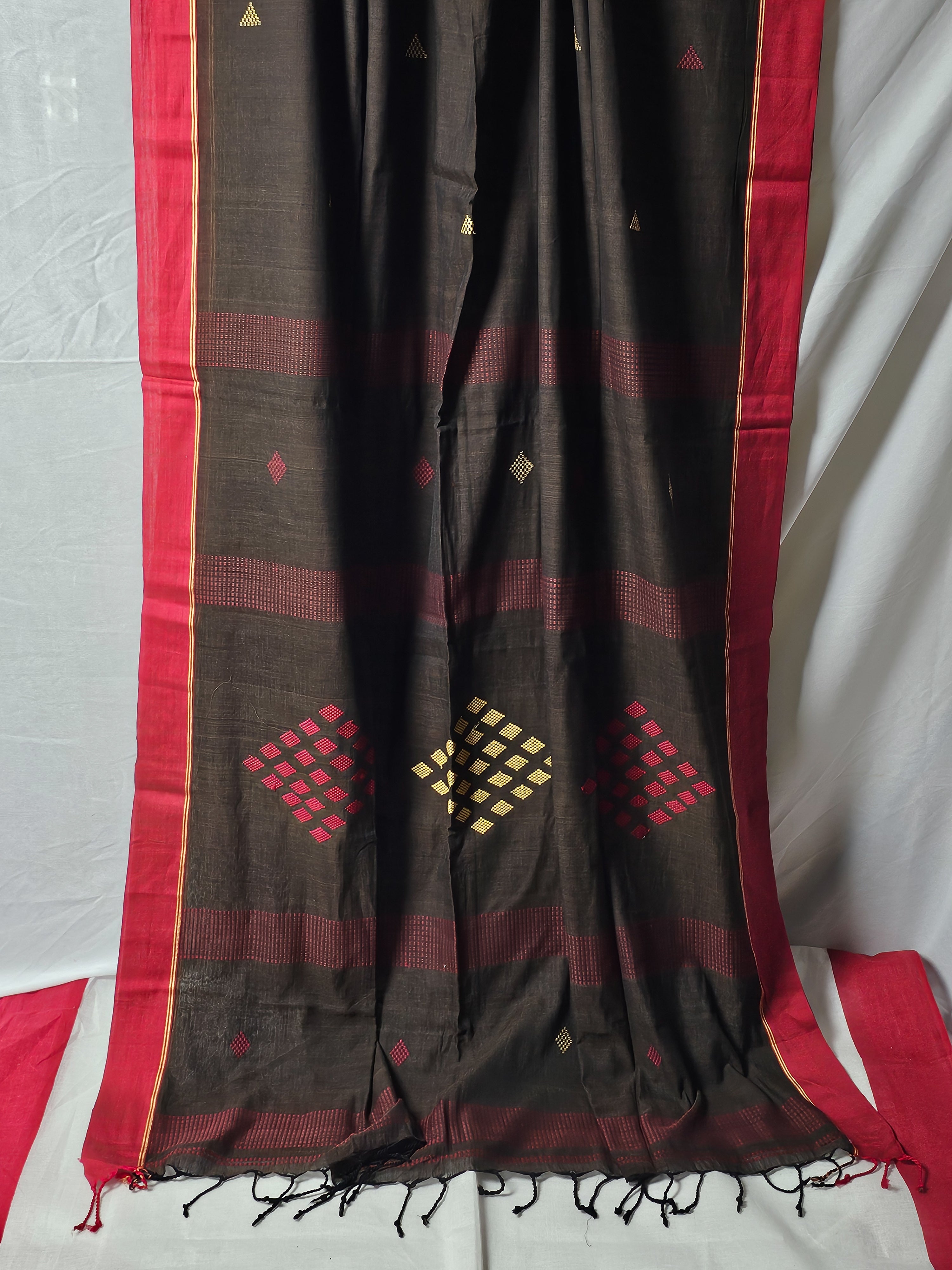 Elegant Bengali Cotton Saree – Brown with Red Border | Timeless Tradition