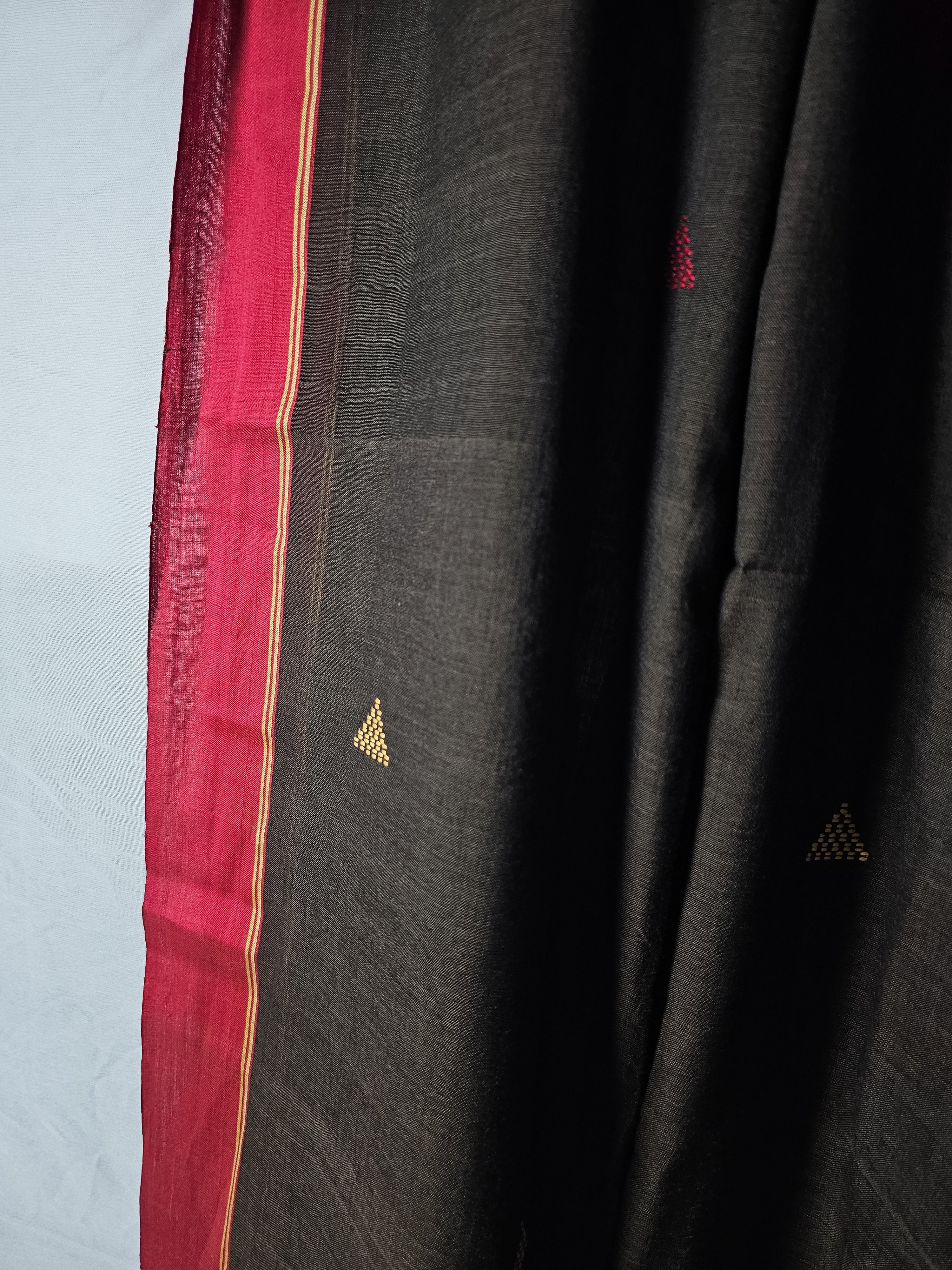 Elegant Bengali Cotton Saree – Brown with Red Border | Timeless Tradition