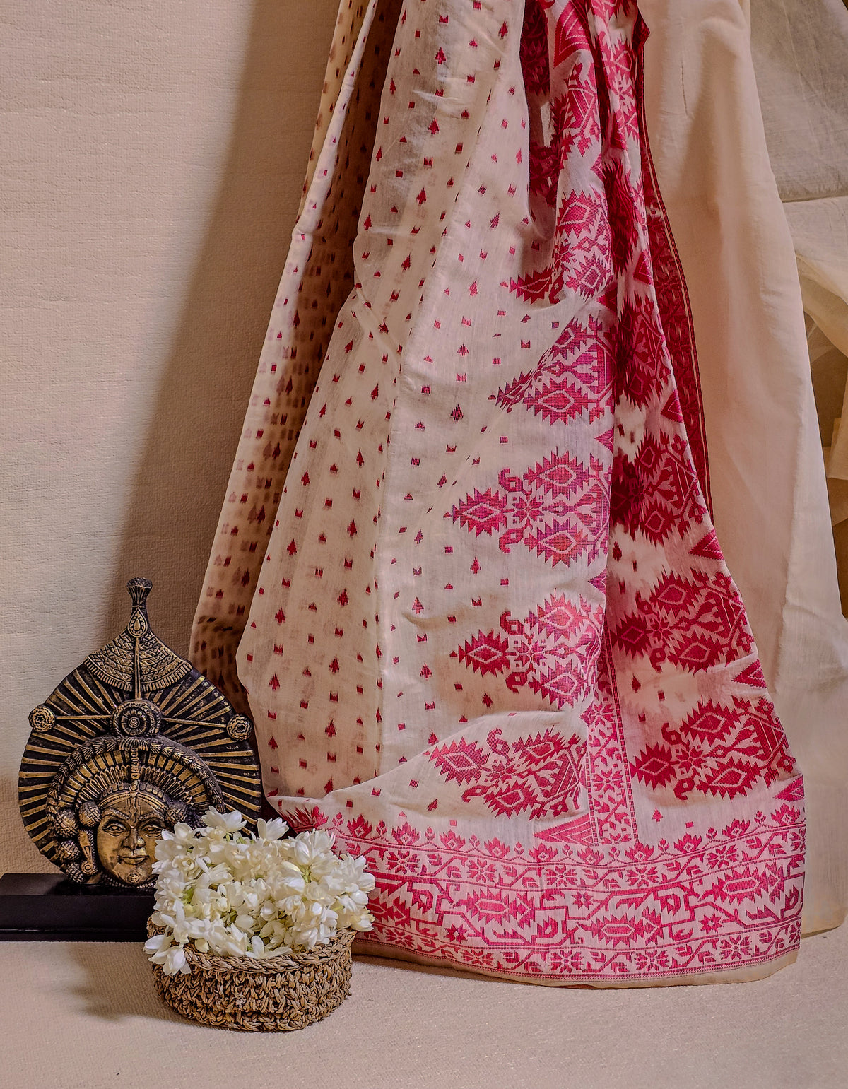 Elegant Dhakai Jamdani Saree – White & Red Leaf Pattern | Handwoven Beauty